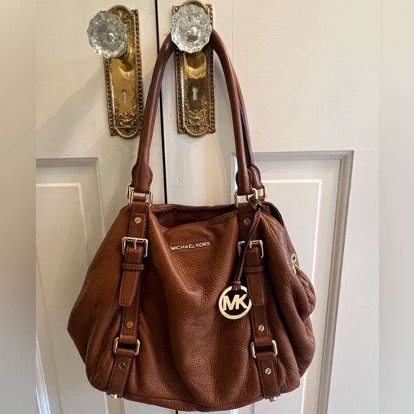 Gorgeous MK brown pebbled leather shoulder bag with gold accents - Picture 8 of 12